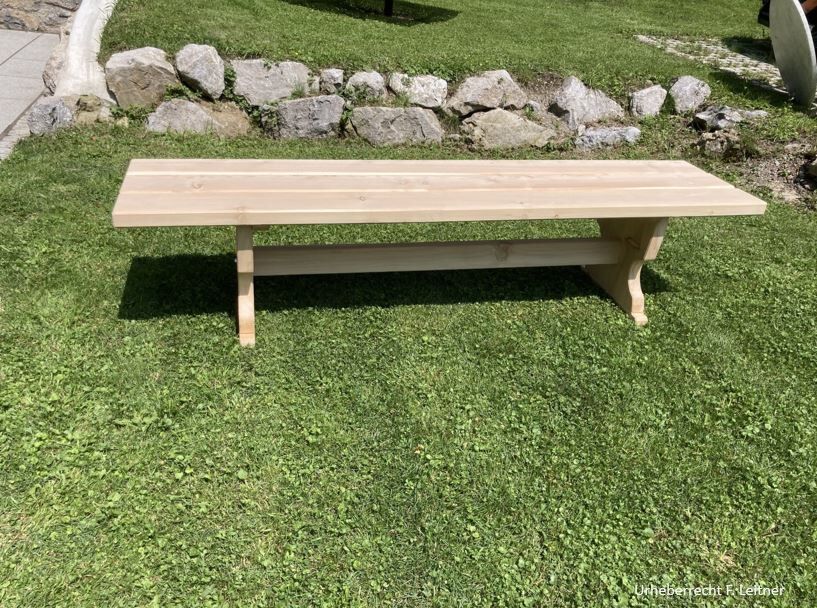 Laerchenbank-Lenzl-klassisch-draussen-Front Lärchenbank Lenzl klassisch draußen Front