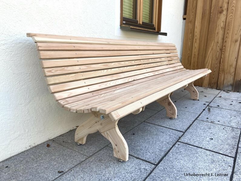 Lattenbank-Laerche-Xaver-vor-HaushezxmrNUKIRlB Lattenbank Lärche Xaver vor Haus