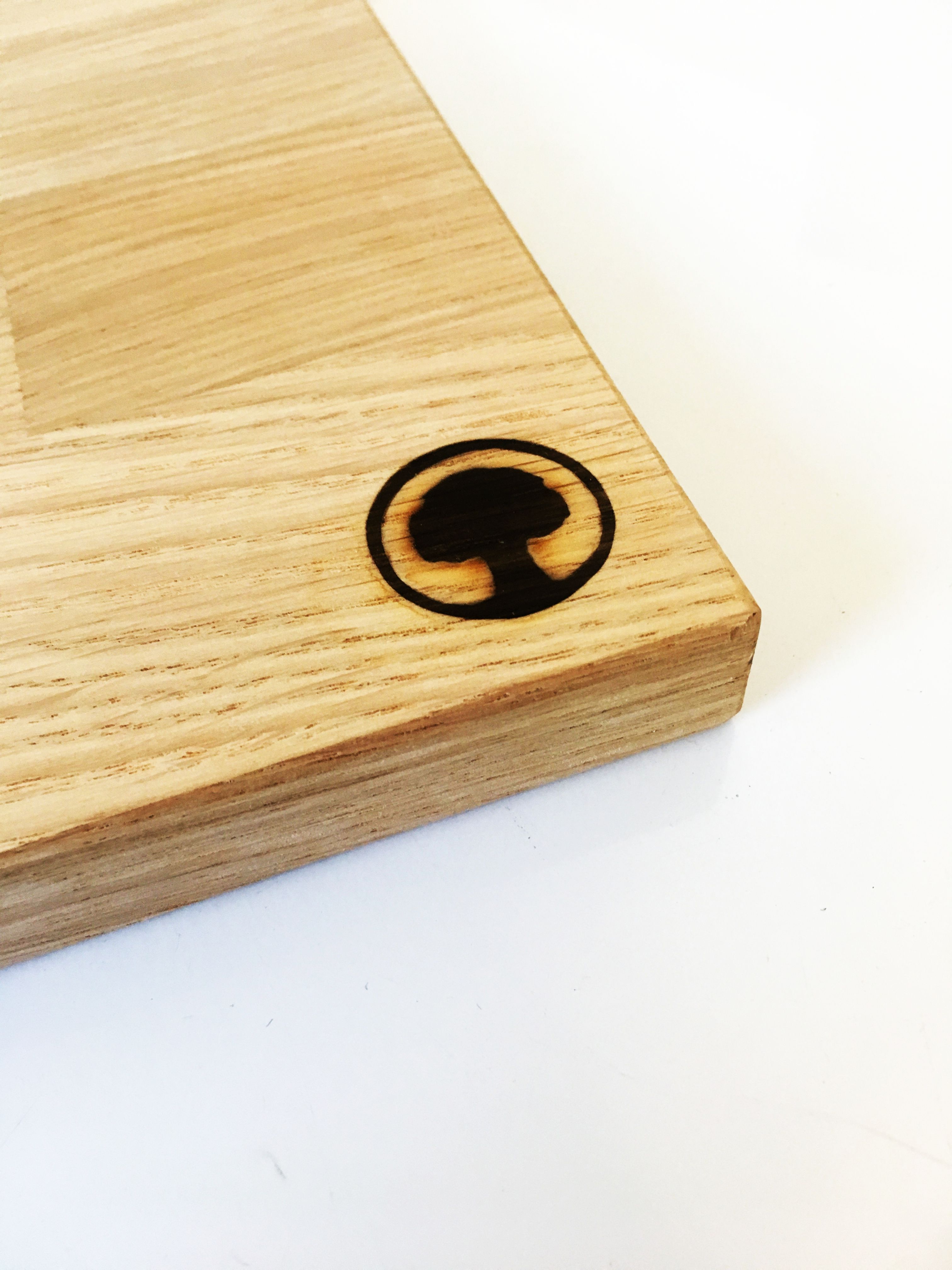 rundumh-utten-Vesperbrettchen-Eiche-Detail rundumhütten Vesperbrettchen Eiche (20 x 31 x 2) cm Detail