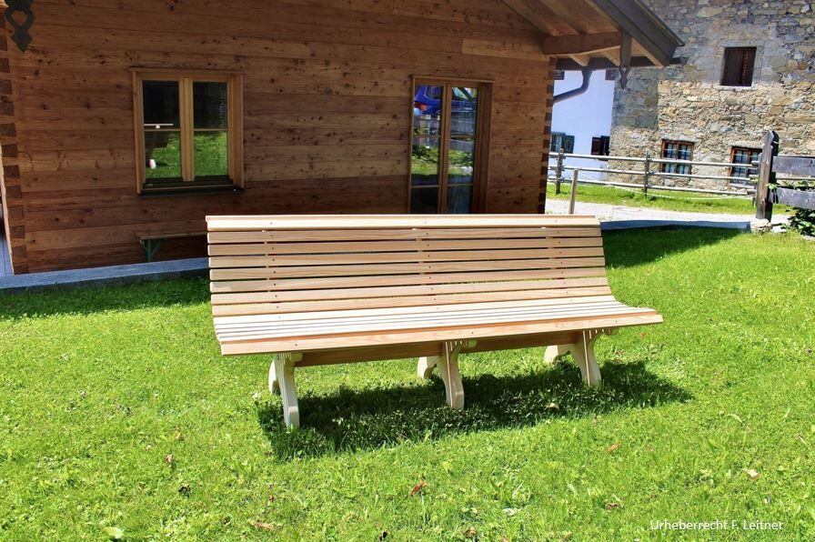 Lattenbank-Laerche-Xaver-vor-HuetteCFd4U2bElUDAM Lattenbank Lärche Xaver vor Hütte